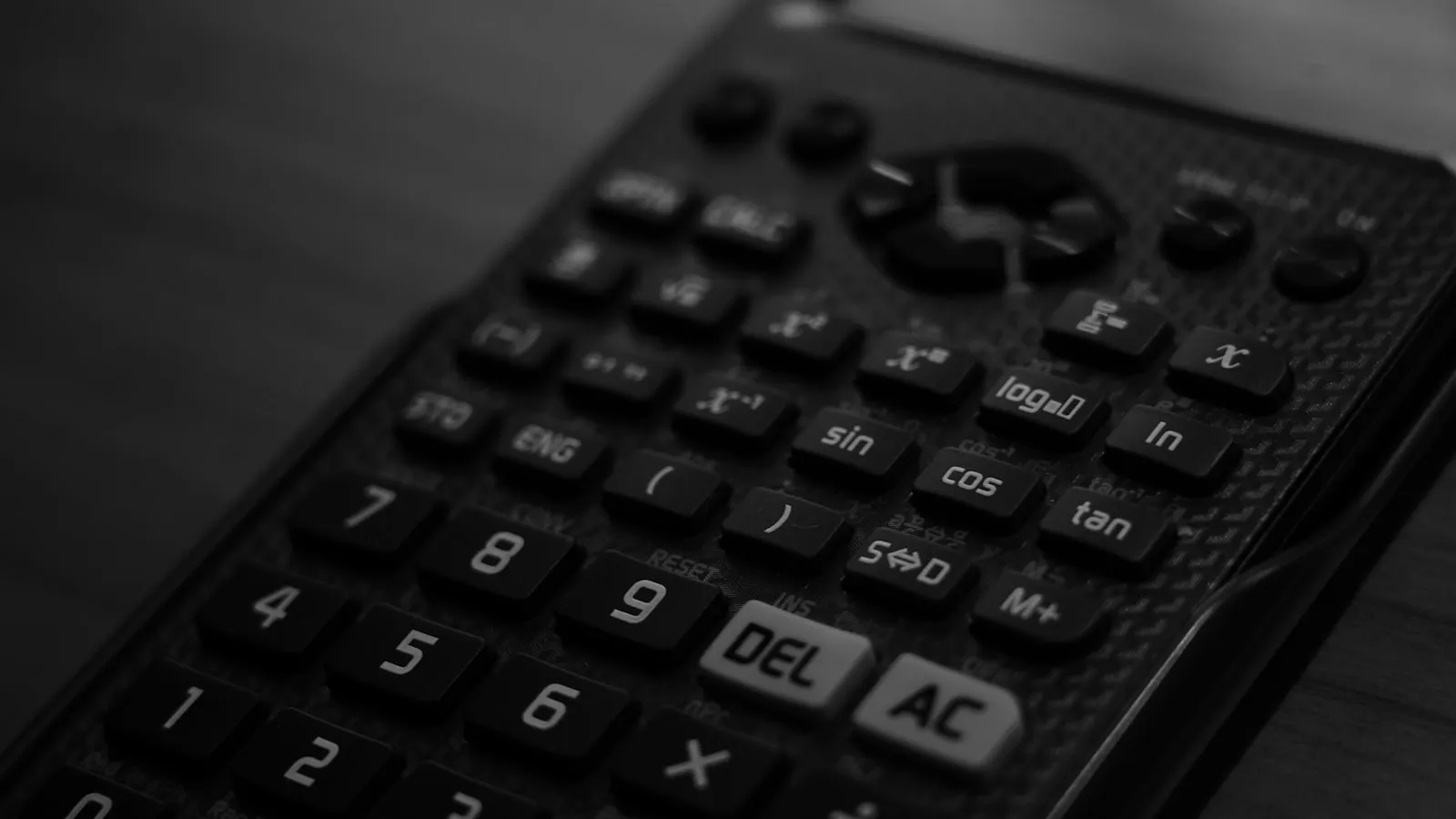 Calculadora e documentos sobre uma mesa