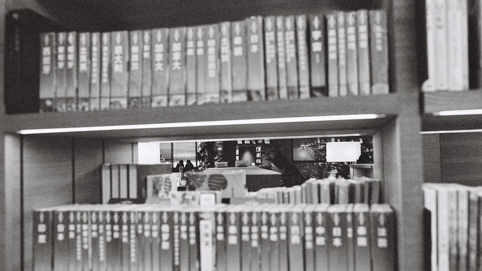 Pastas e documentos arquivados em prateleira