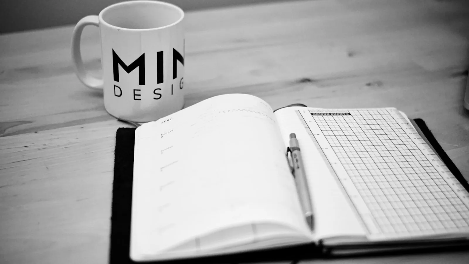 Calendário aberto sobre uma mesa de trabalho